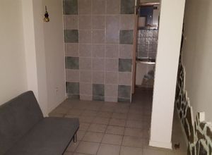 Studio Flat, Rotonta