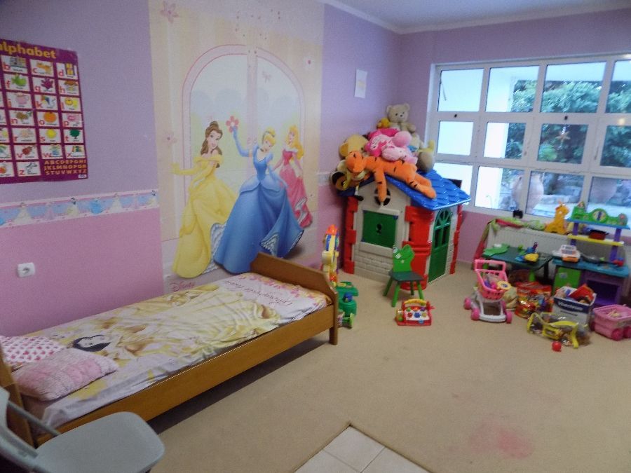 Photo 144264244