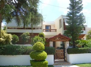 Detached House, Dikigorika