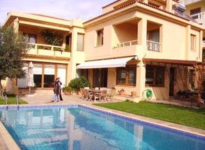 Detached House, Dikigorika