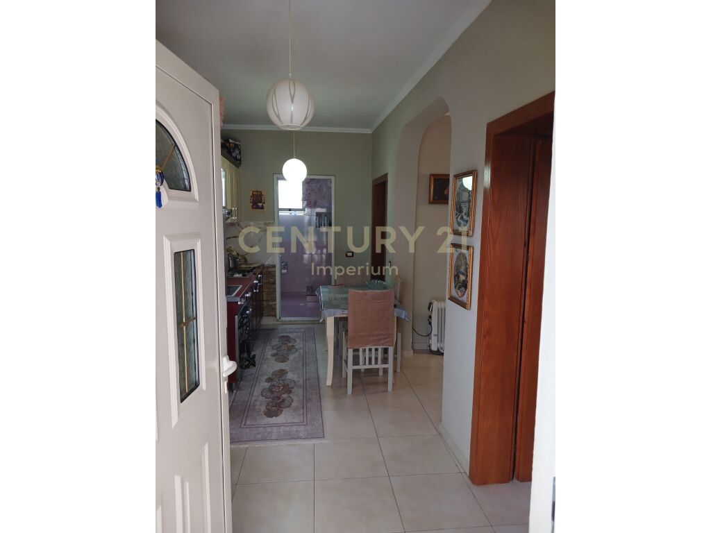 Vilë në shitje Yzberisht