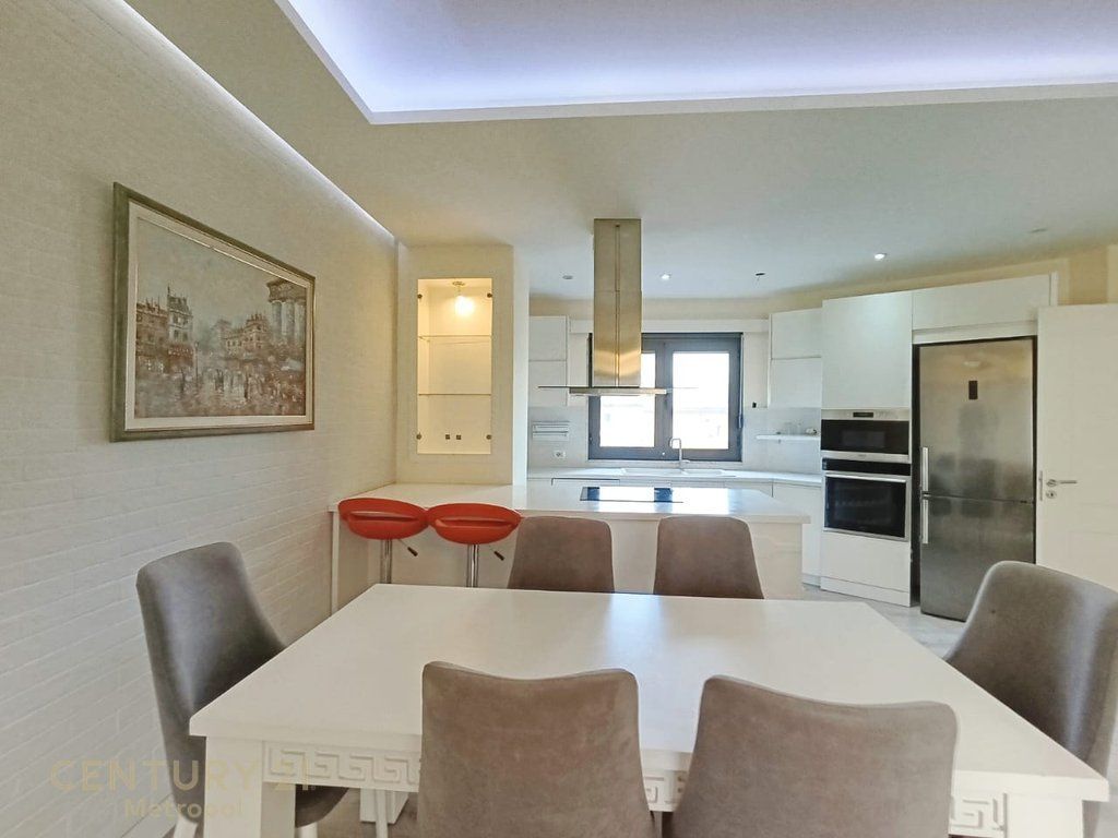 Apartament me qira Rr. e Kavajës