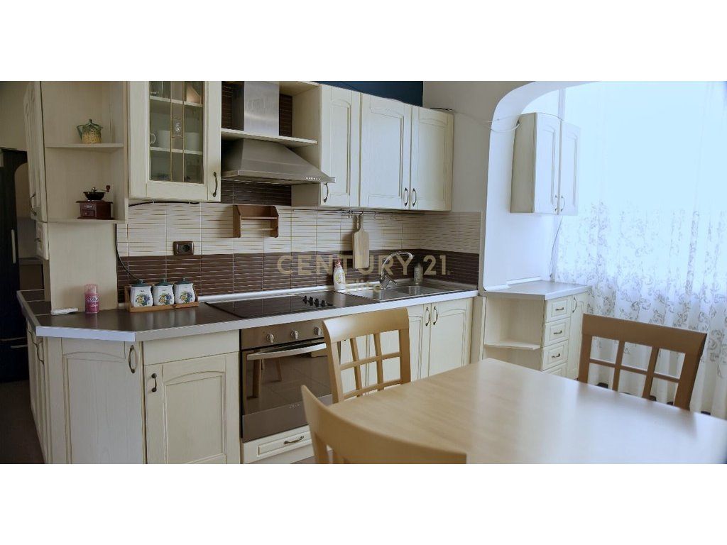 Apartament me qira Qendër