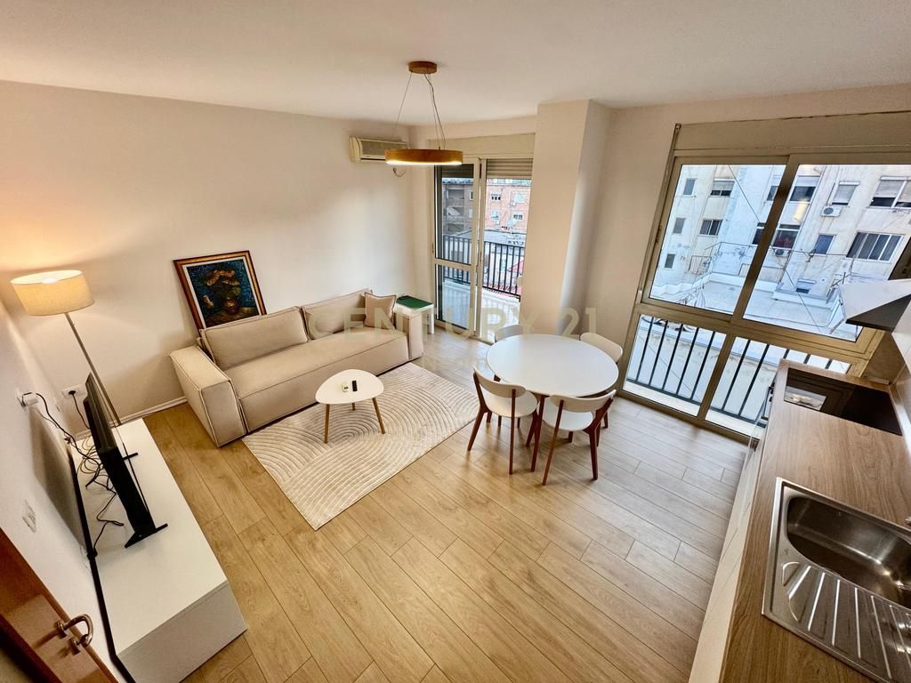 Apartament me qira Rr. e Kavajës