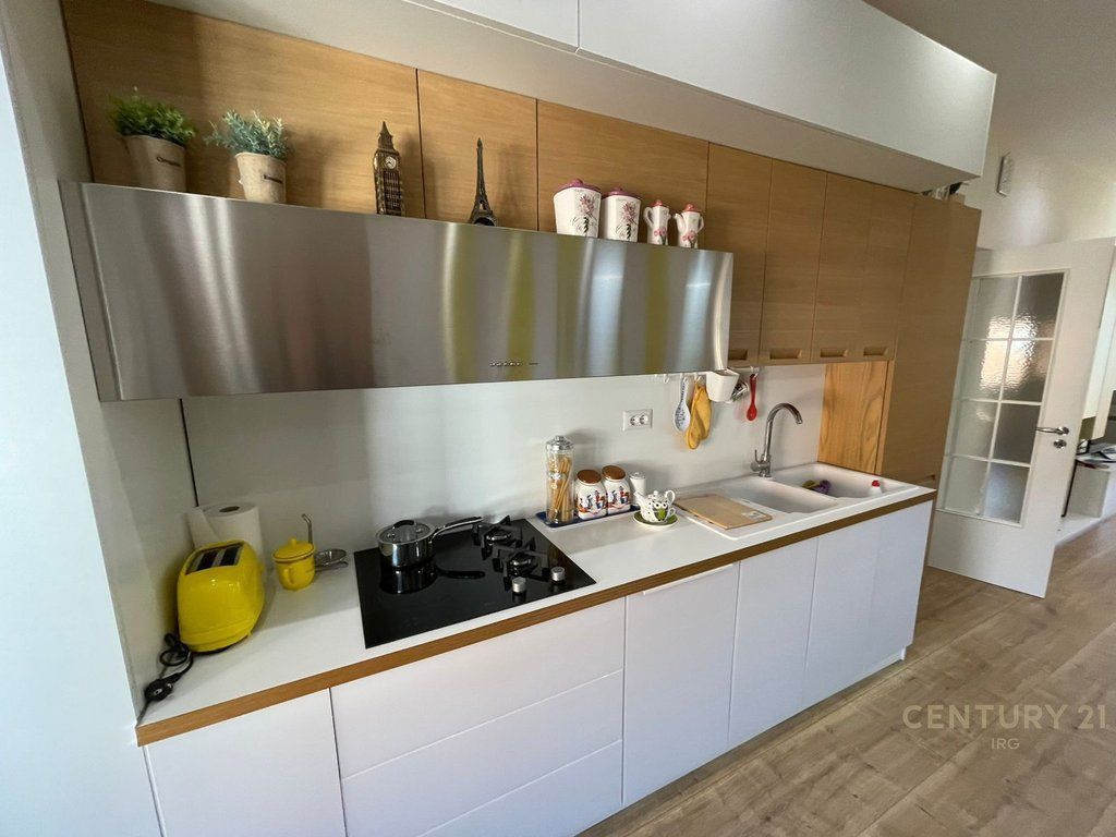 Apartament me qira Shallvaret