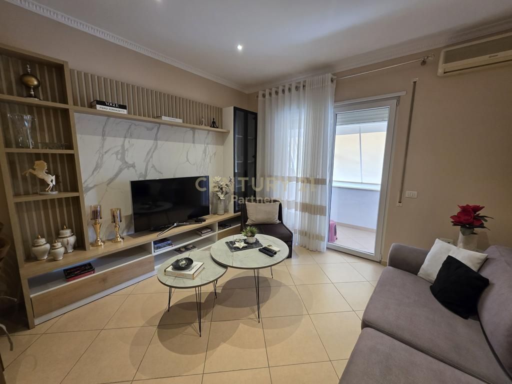 Apartament me qira Rr. e Kavajës