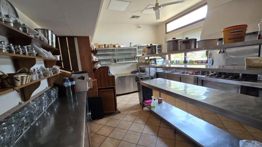 Photo 325365052