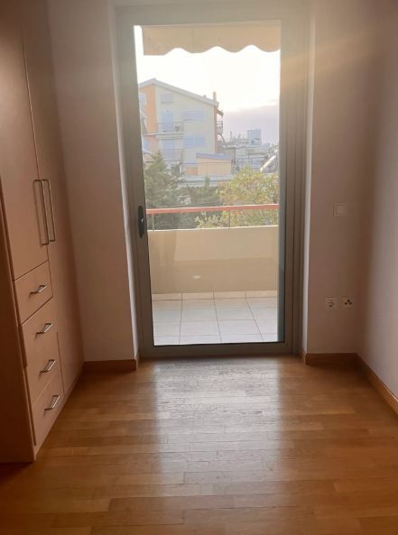 Photo 326903530