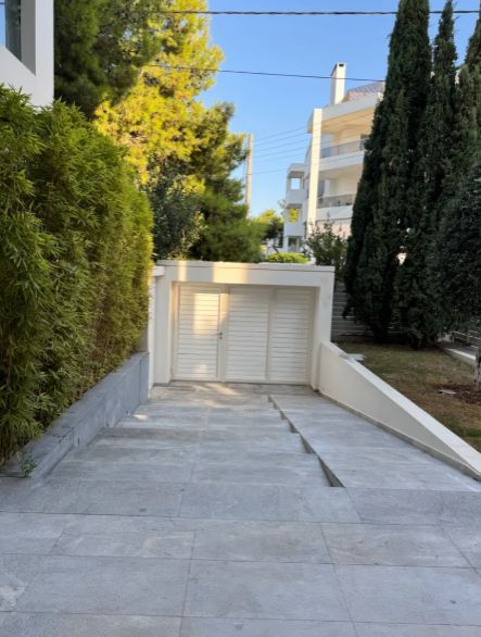 Photo 327075079