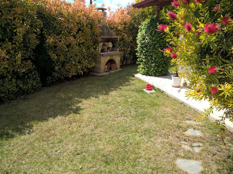 Photo 327288325