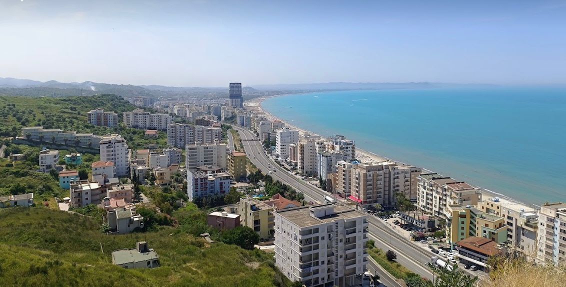 Shitet Apartament 2+1+2 – Shkëmbi i Kavajës (Vija e Parë me Pamje nga Deti)