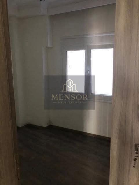 Photo 349843039