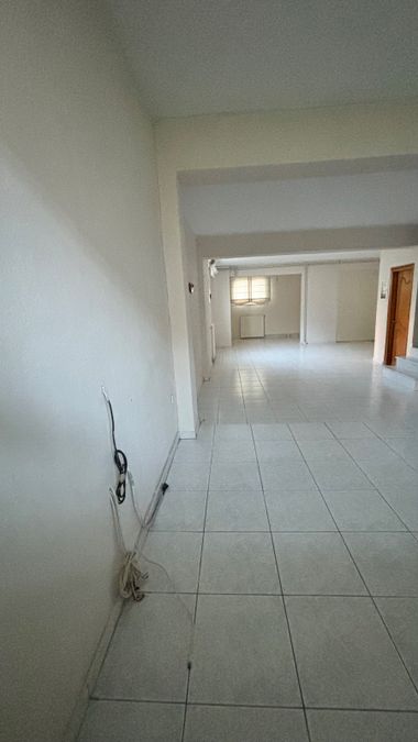 Photo 352395049