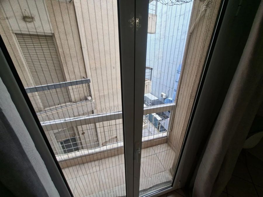 Photo 352407847
