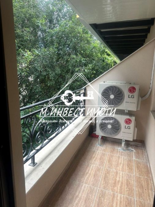 Photo 352478191