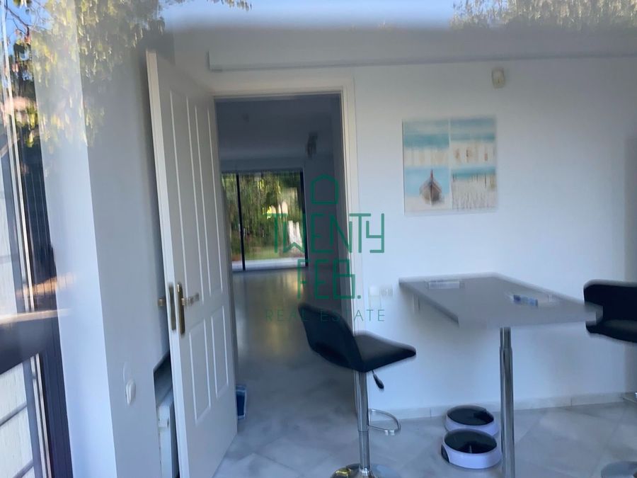 Photo 352693762