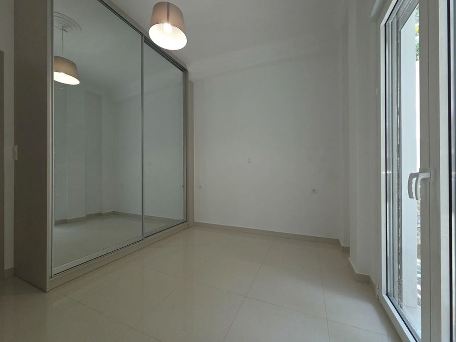 Photo 354323767