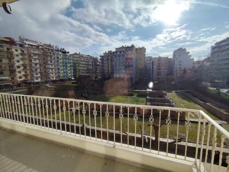 Photo 369220258