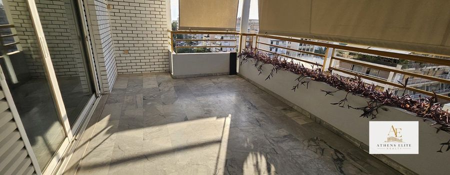 Photo 371165686