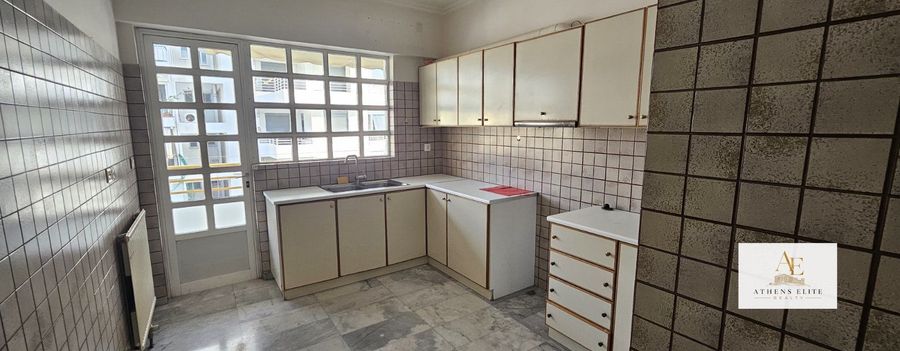 Photo 371165695
