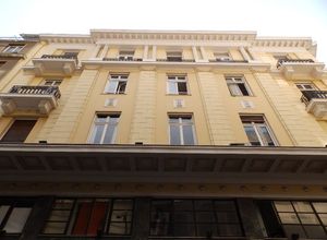Κτίριο, Πλατεία Καρύτση