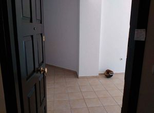 Studio/Γκαρσονιέρα, Διοικητήριο