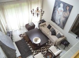 Maisonette, Politeia