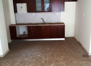 Studio Flat, Nea Politia